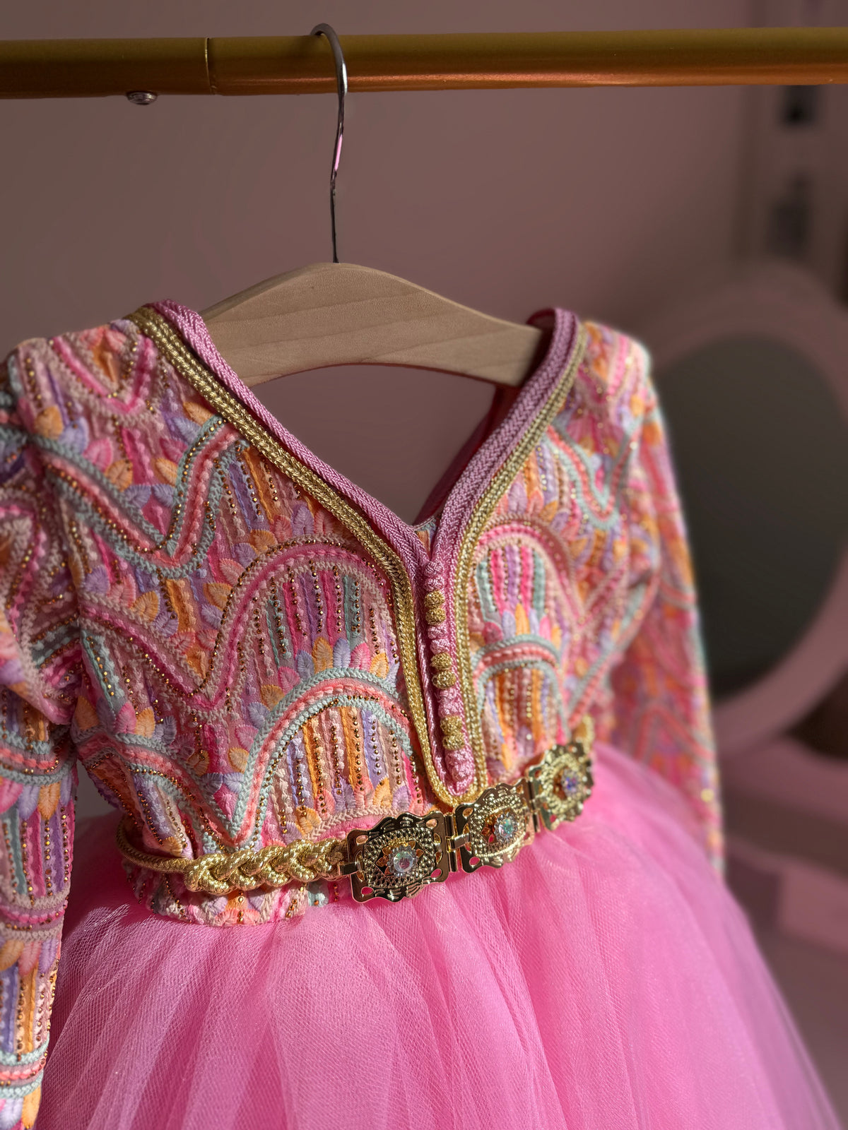 Caftan broderies et tulle rose