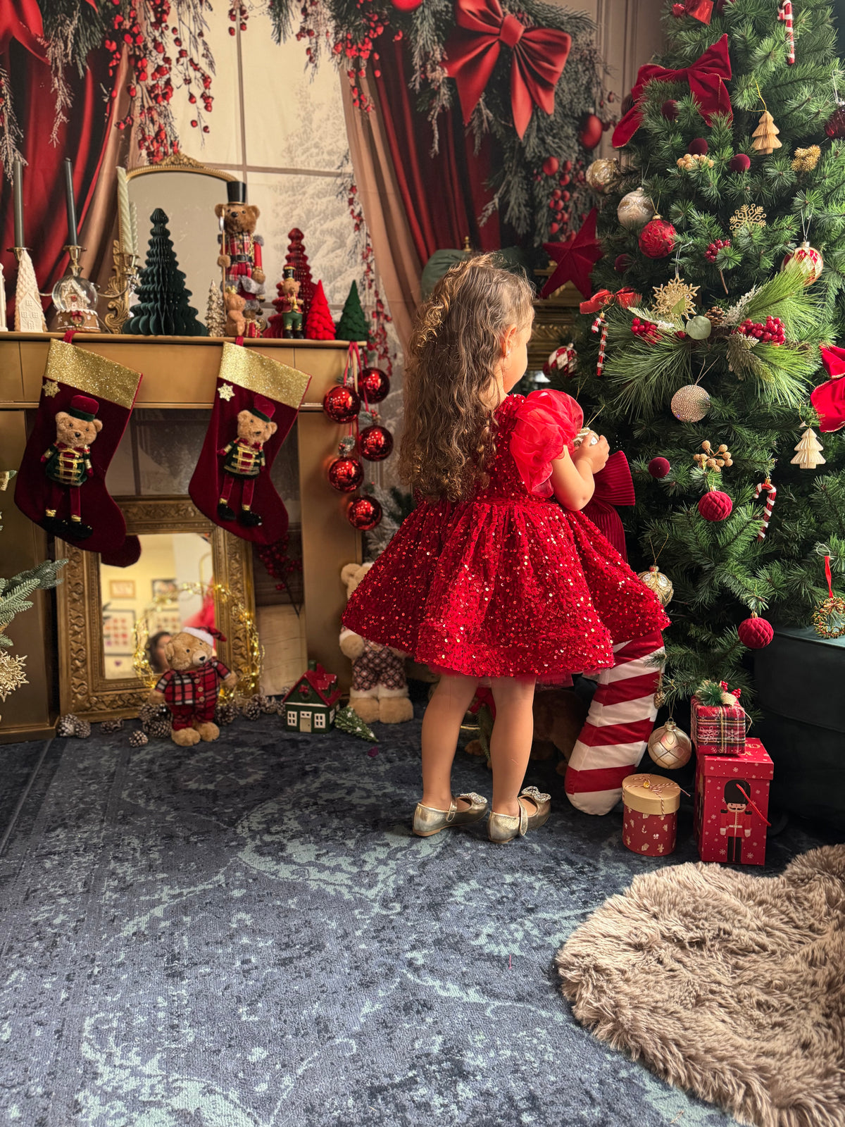 Robe velours rouge sequin et manches ballon en organza