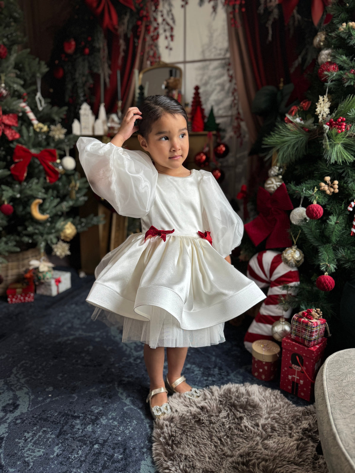 Robe satin blanc, noeuds velours rouge et manches bouffantes en organza