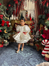 Charger l&#39;image dans la galerie, Robe satin blanc, noeuds velours rouge et manches bouffantes en organza