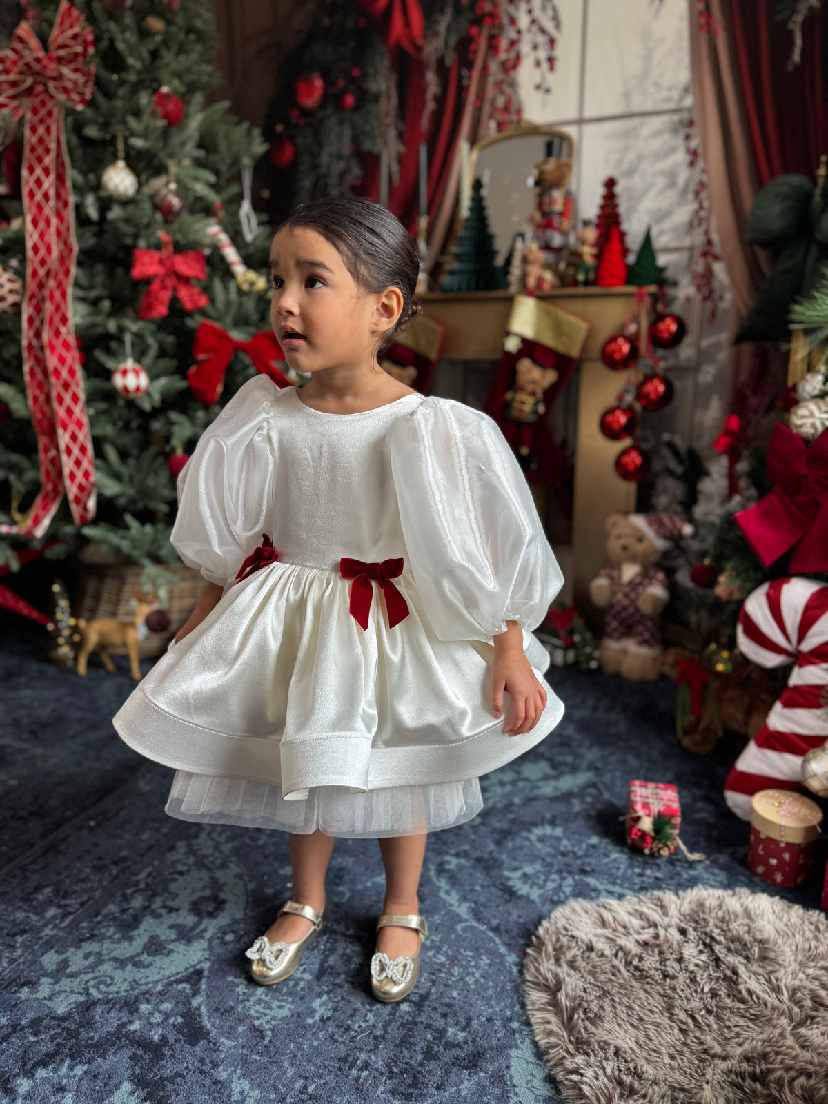 Robe satin blanc, noeuds velours rouge et manches bouffantes en organza