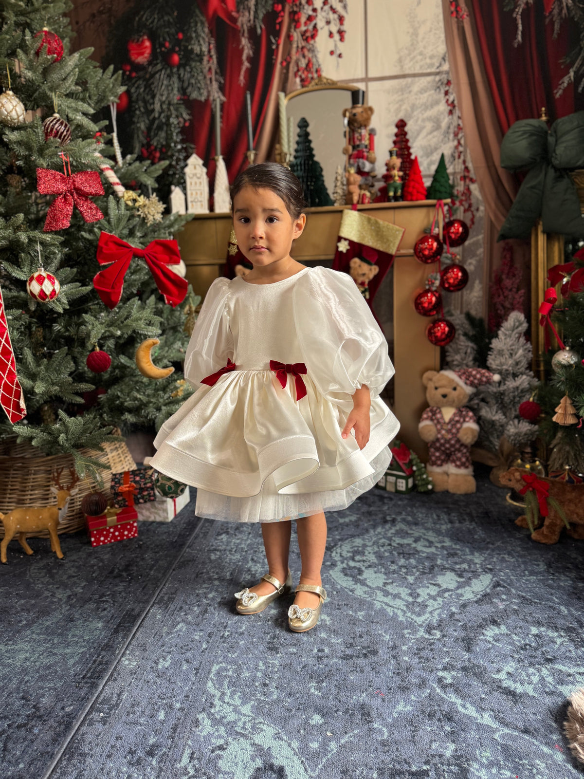 Robe satin blanc, noeuds velours rouge et manches bouffantes en organza