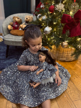 Charger l'image dans la galerie, Box de Noël robe à sequins avec poupée