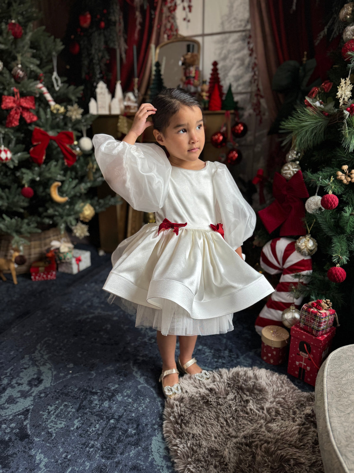 Robe satin blanc, noeuds velours rouge et manches bouffantes en organza