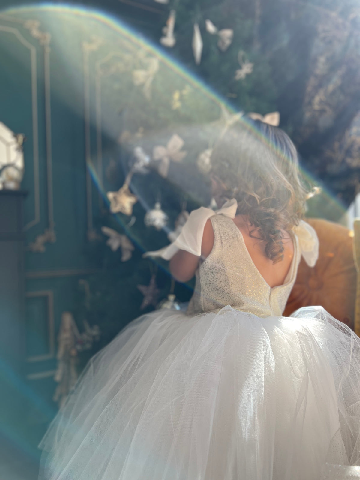 Robe blanc et or, noeuds en mousseline