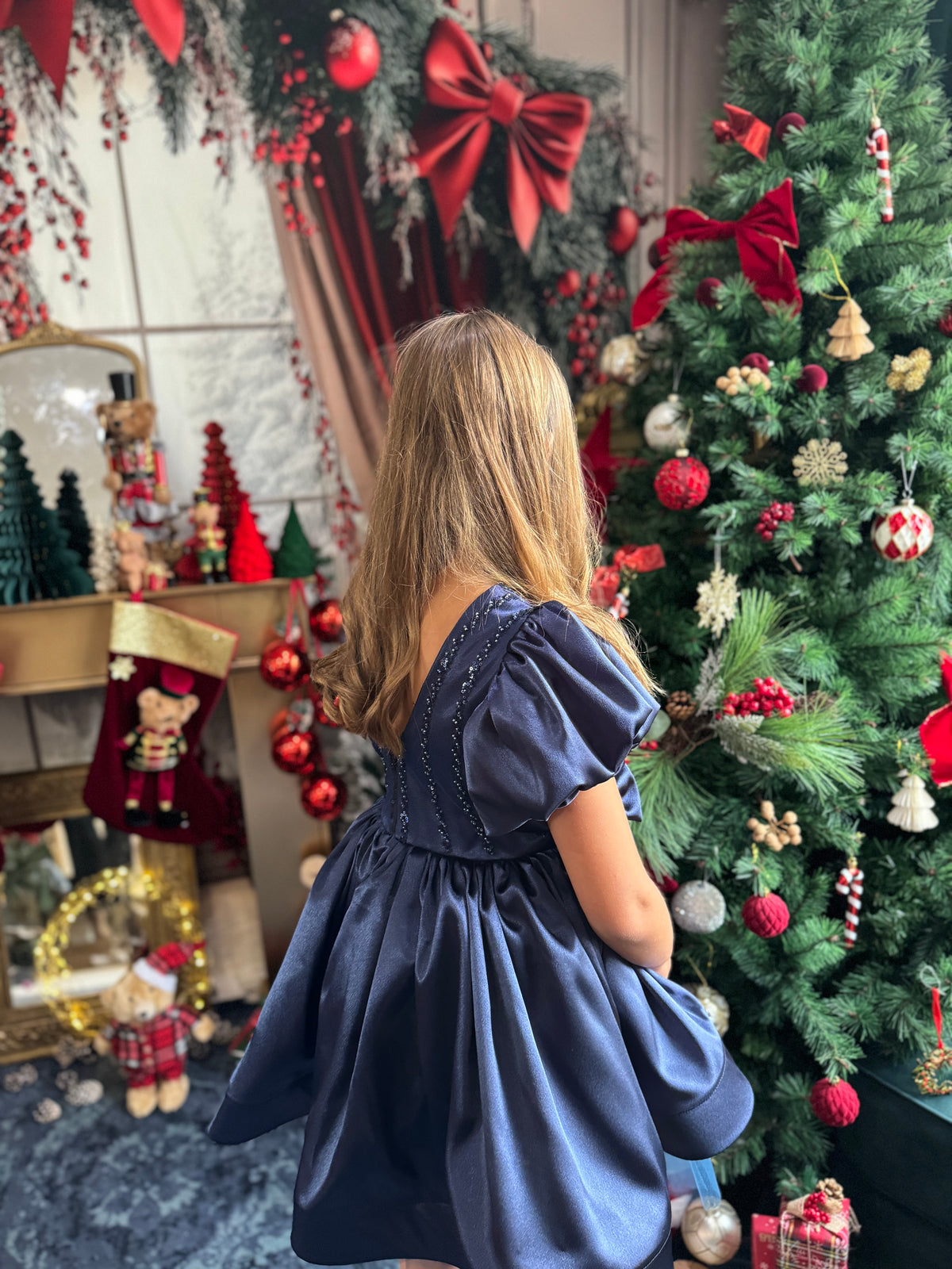 Robe satin bleu nuit, tulle perlé et manches ballon