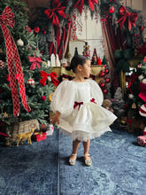 Charger l&#39;image dans la galerie, Robe satin blanc, noeuds velours rouge et manches bouffantes en organza
