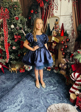 Charger l&#39;image dans la galerie, Robe satin bleu nuit, tulle perlé et manches ballon