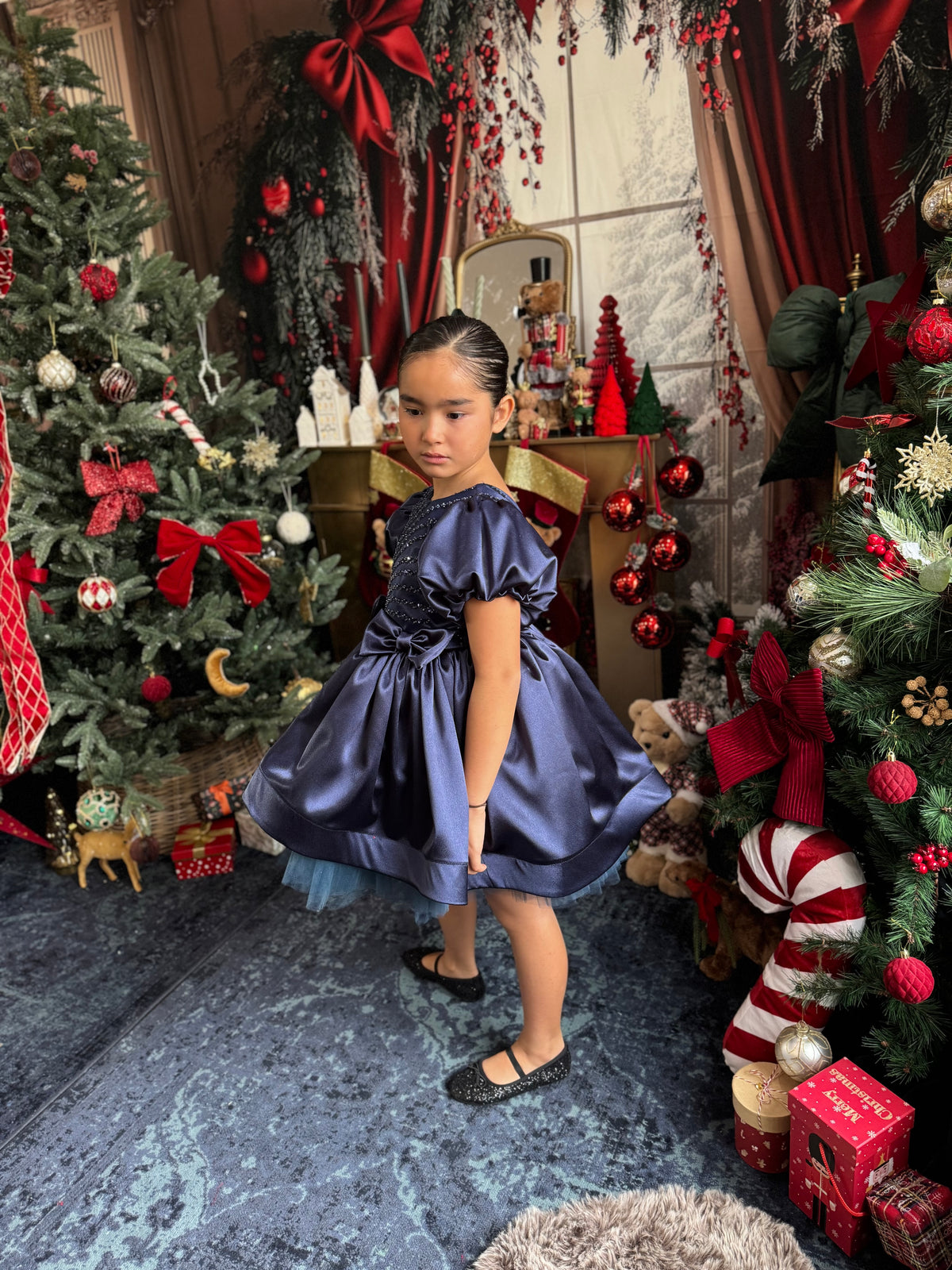 Robe satin bleu nuit, tulle perlé et manches ballon