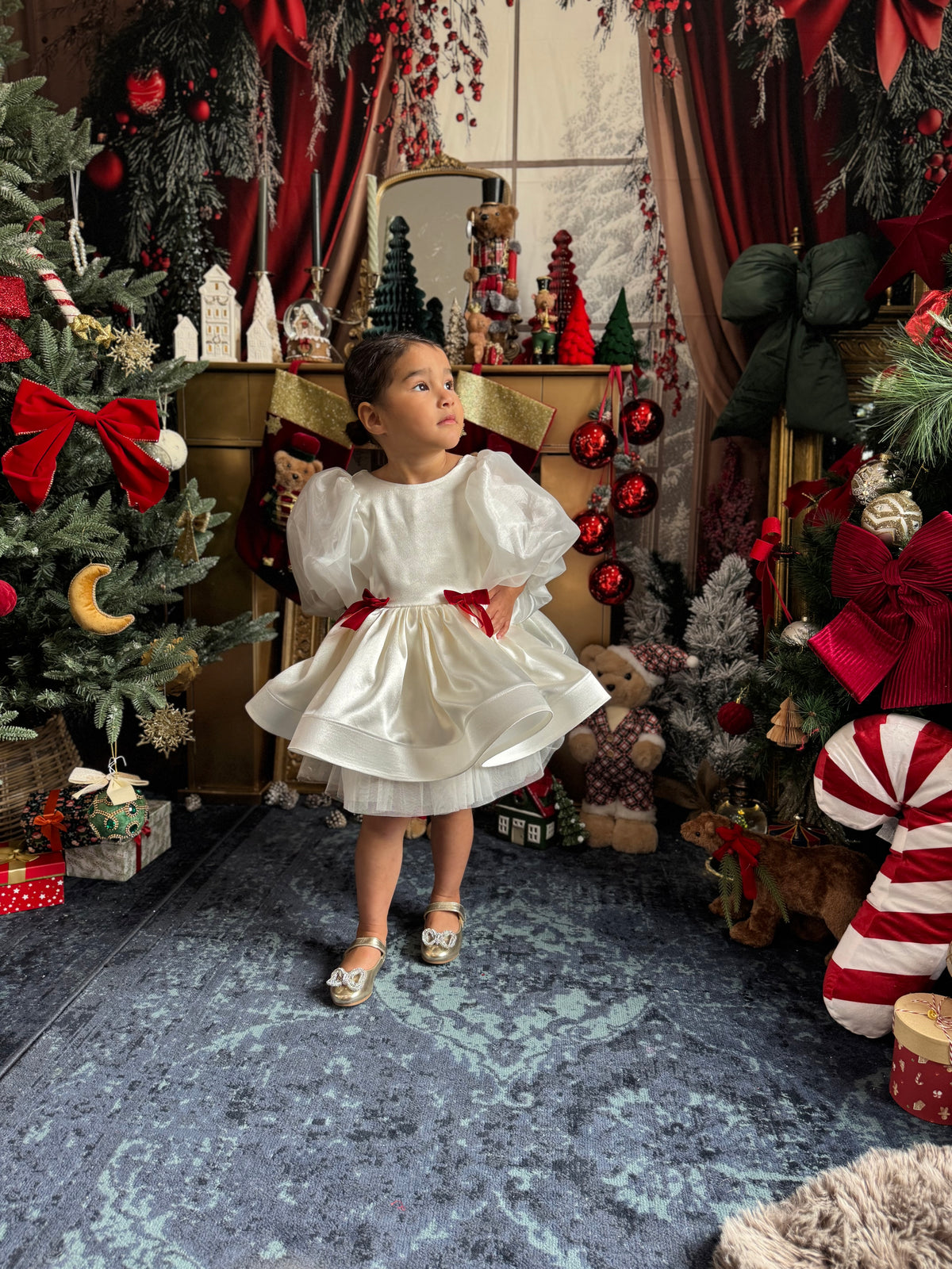 Robe satin blanc, noeuds velours rouge et manches bouffantes en organza