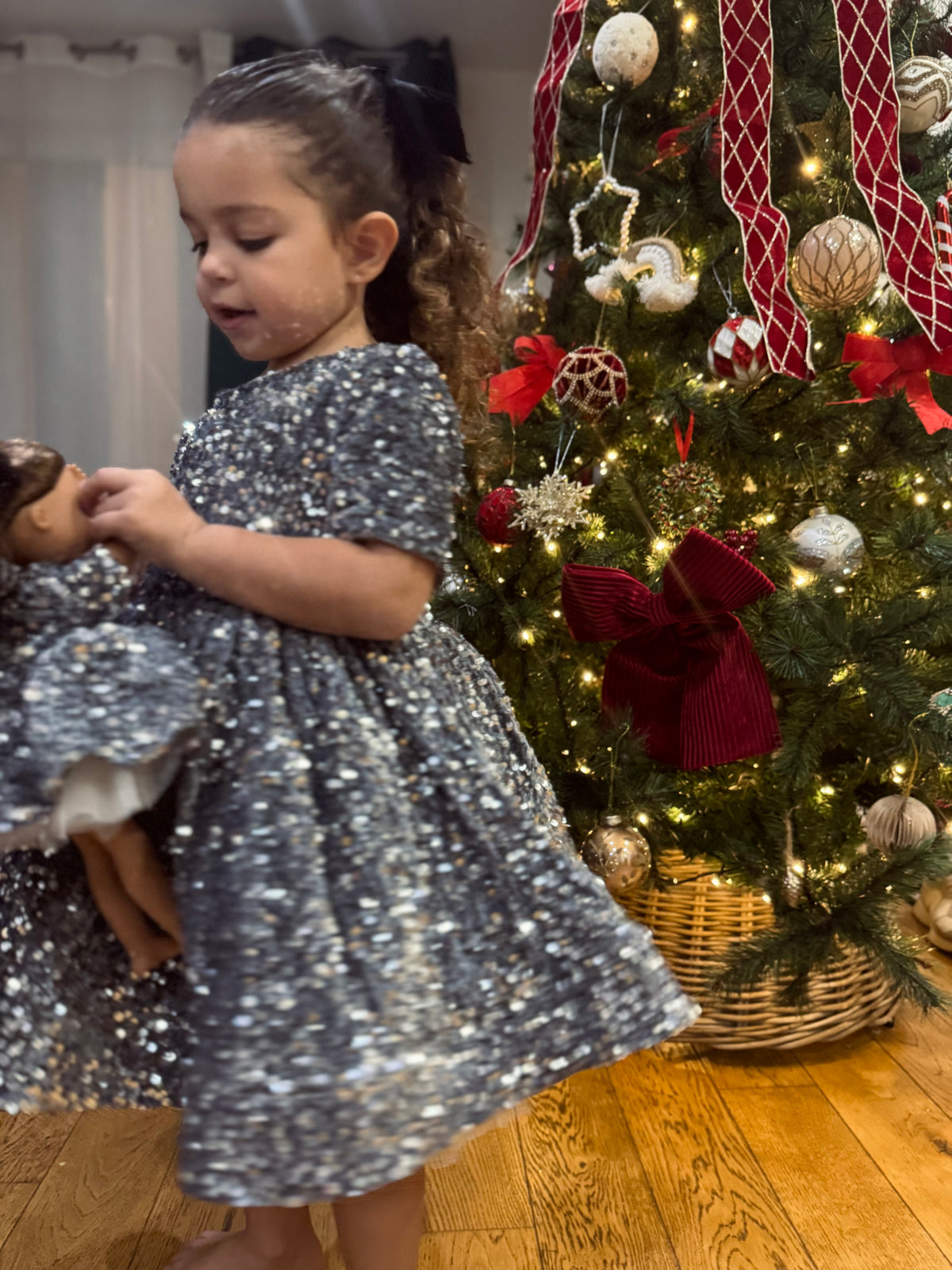 Box de Noël robe à sequins avec poupée