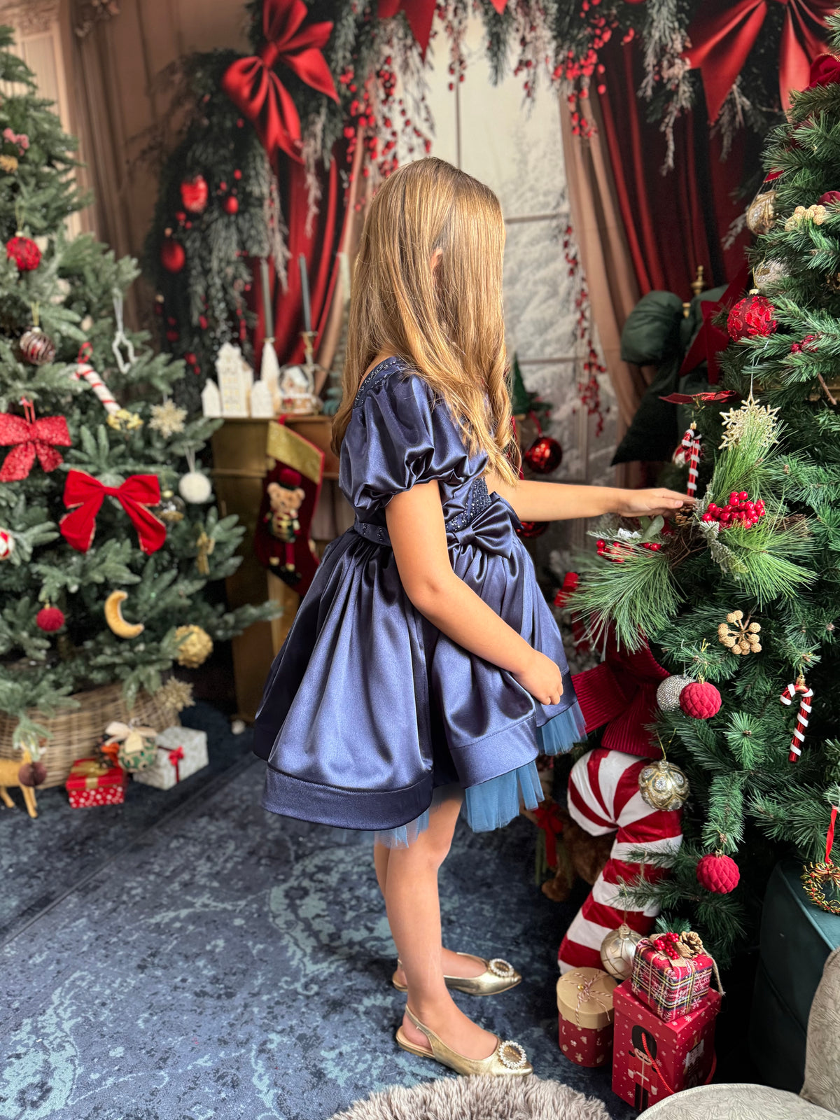Robe satin bleu nuit, tulle perlé et manches ballon