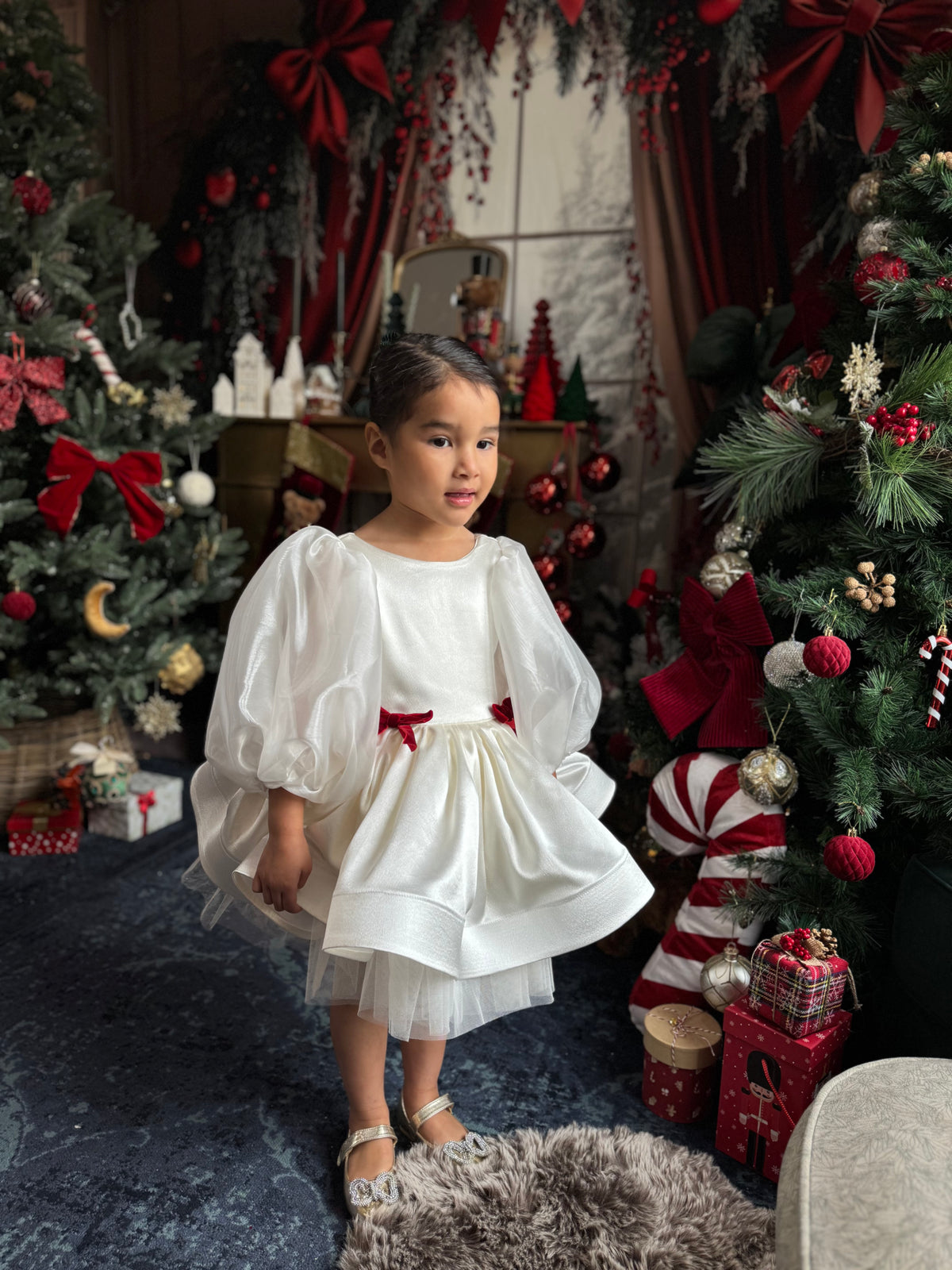 Robe satin blanc, noeuds velours rouge et manches bouffantes en organza