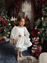 Charger l&#39;image dans la galerie, Robe satin blanc, noeuds velours rouge et manches bouffantes en organza