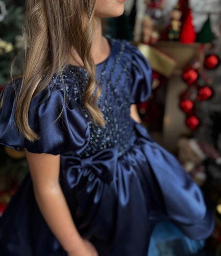 Robe satin bleu nuit, tulle perlé et manches ballon