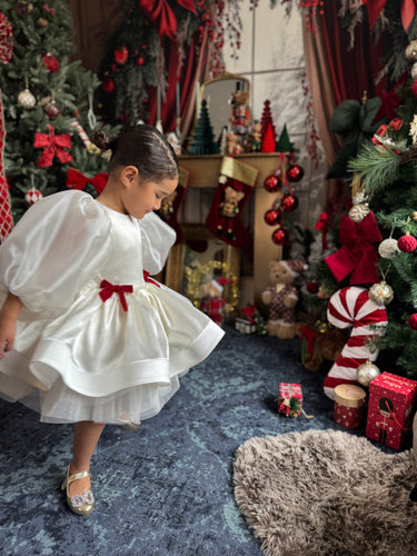 Robe satin blanc, noeuds velours rouge et manches bouffantes en organza