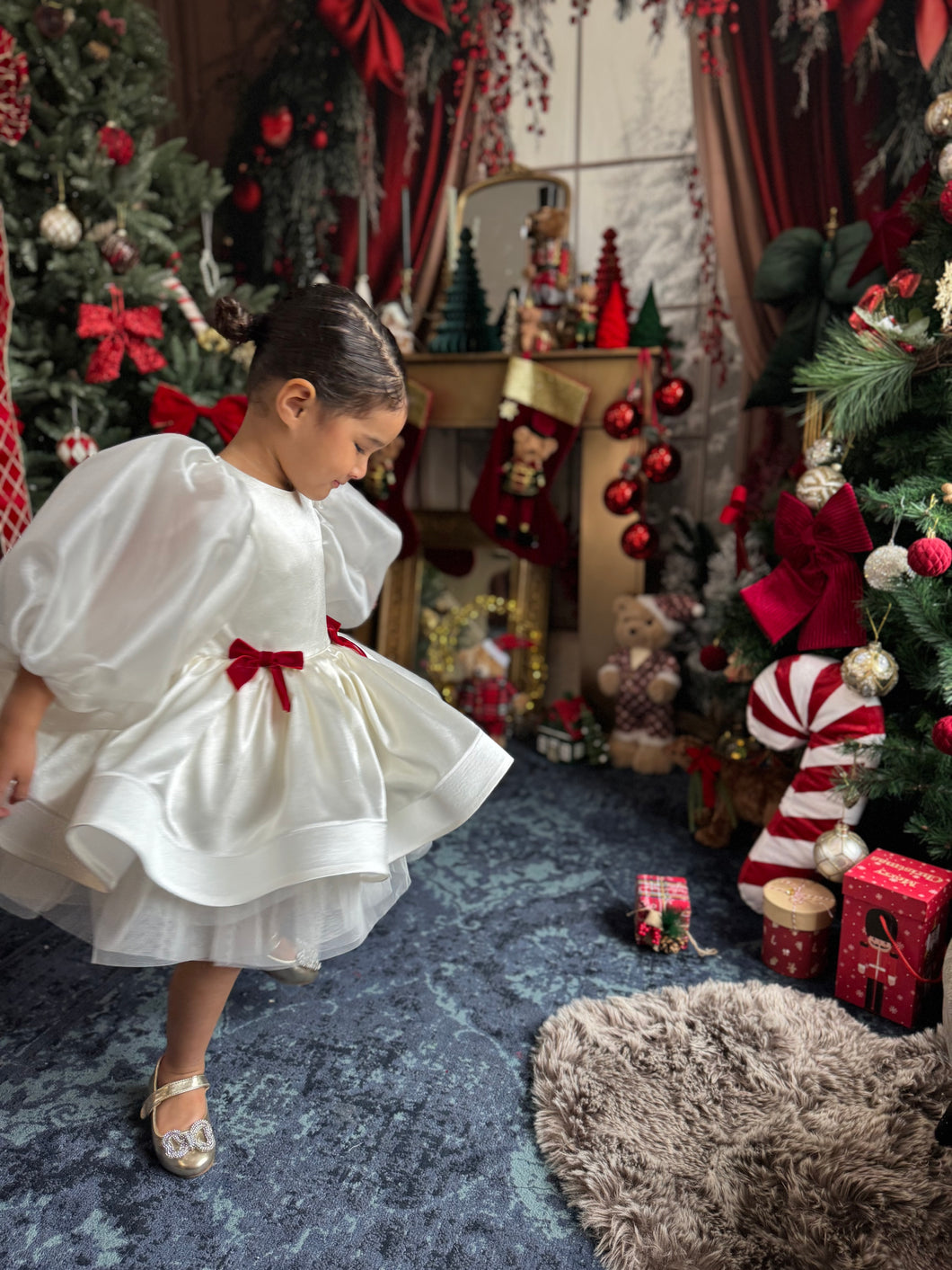 Robe satin blanc, noeuds velours rouge et manches bouffantes en organza