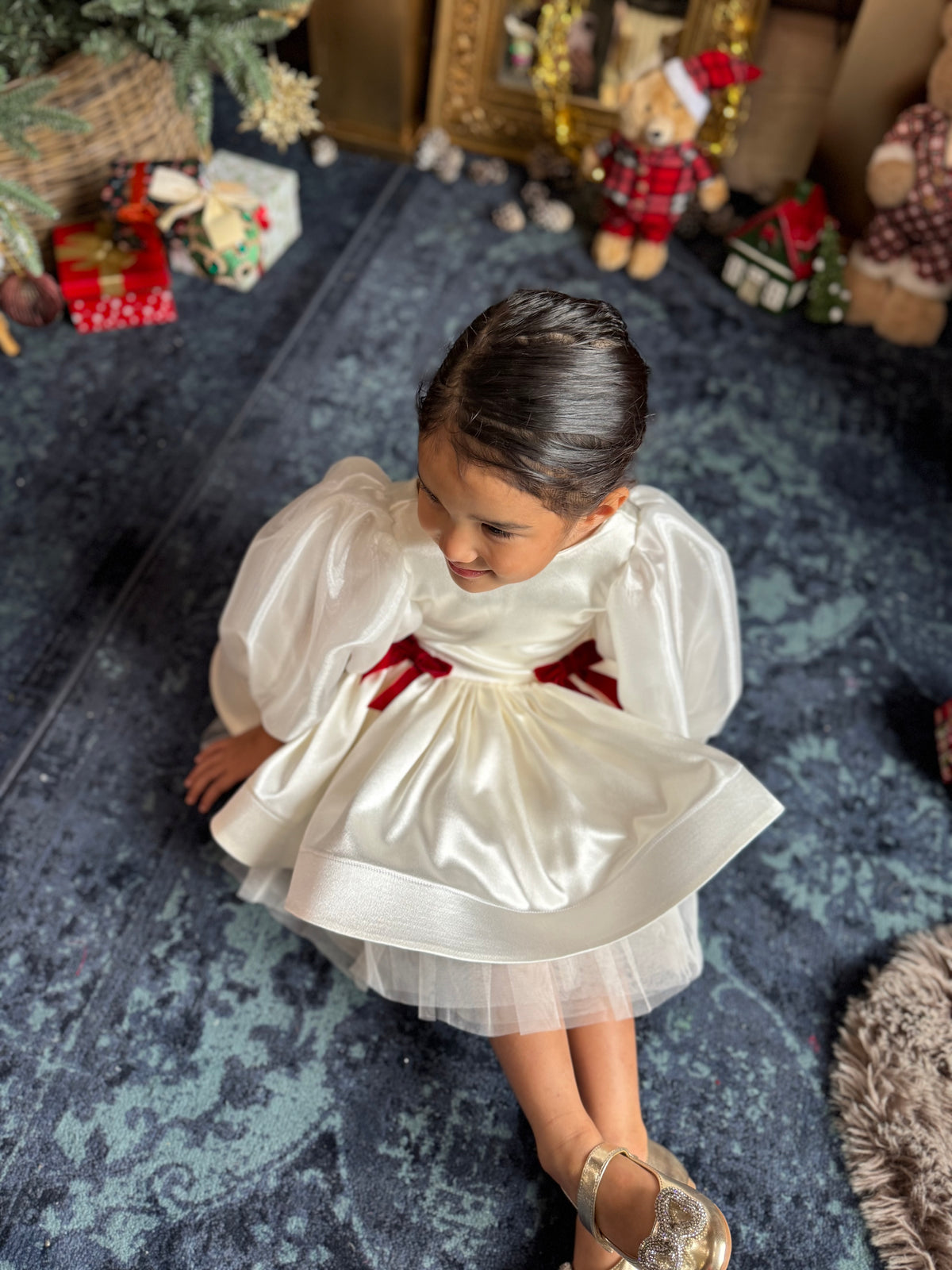 Robe satin blanc, noeuds velours rouge et manches bouffantes en organza