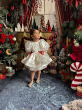 Charger l&#39;image dans la galerie, Robe satin blanc, noeuds velours rouge et manches bouffantes en organza