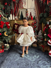 Charger l&#39;image dans la galerie, Robe satin blanc, noeuds velours rouge et manches bouffantes en organza