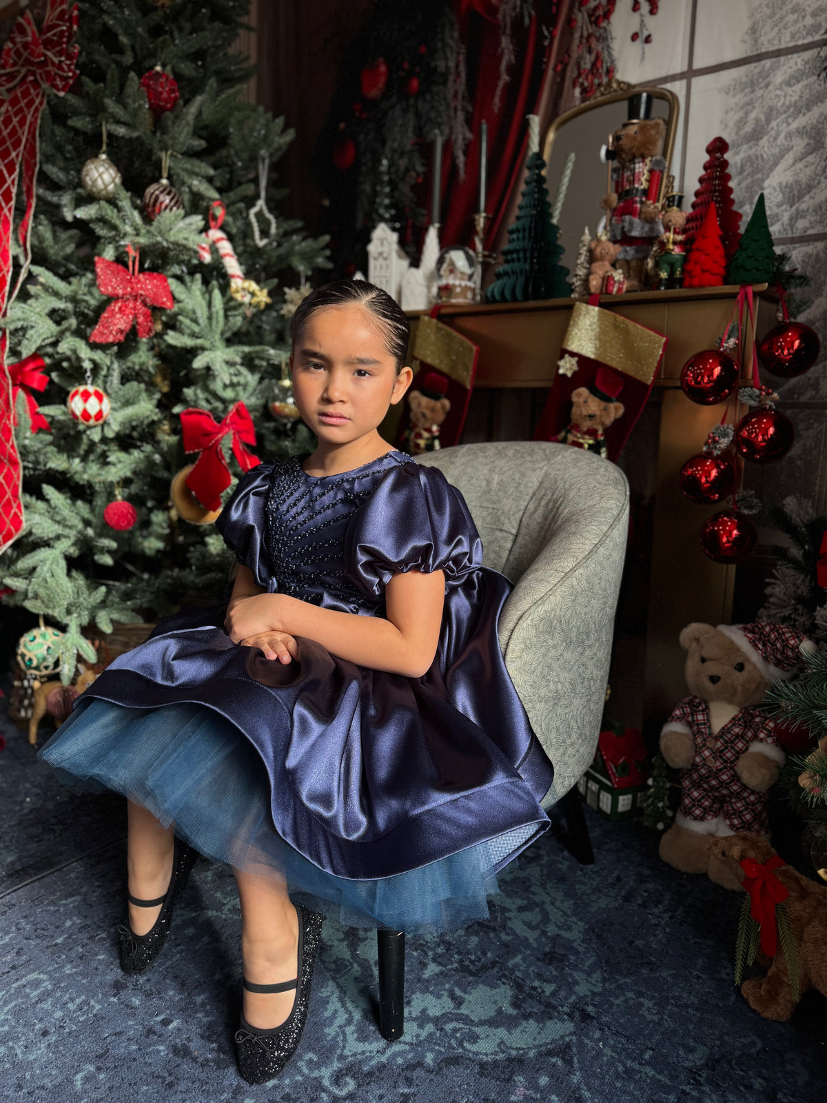 Robe satin bleu nuit, tulle perlé et manches ballon