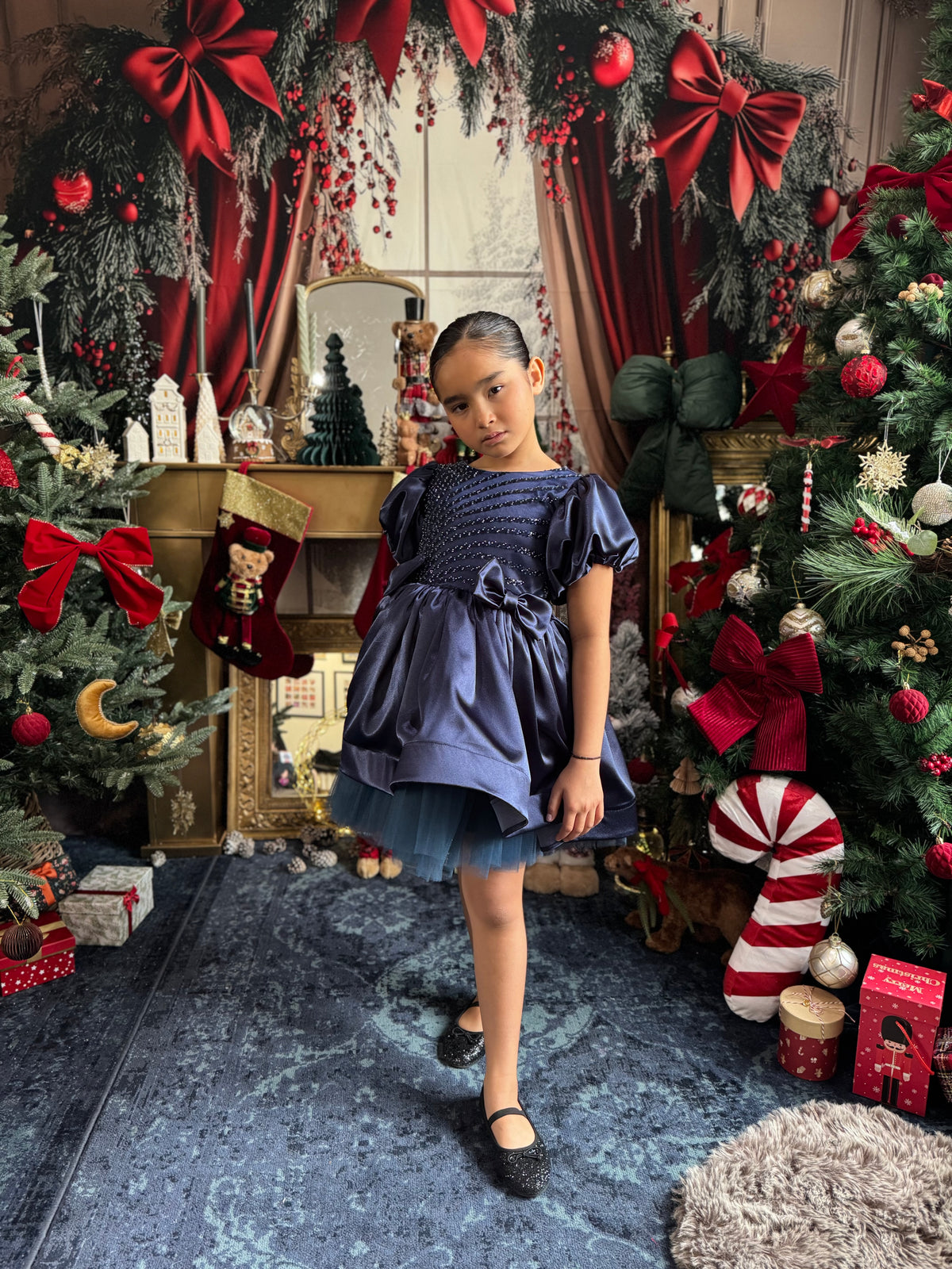 Robe satin bleu nuit, tulle perlé et manches ballon