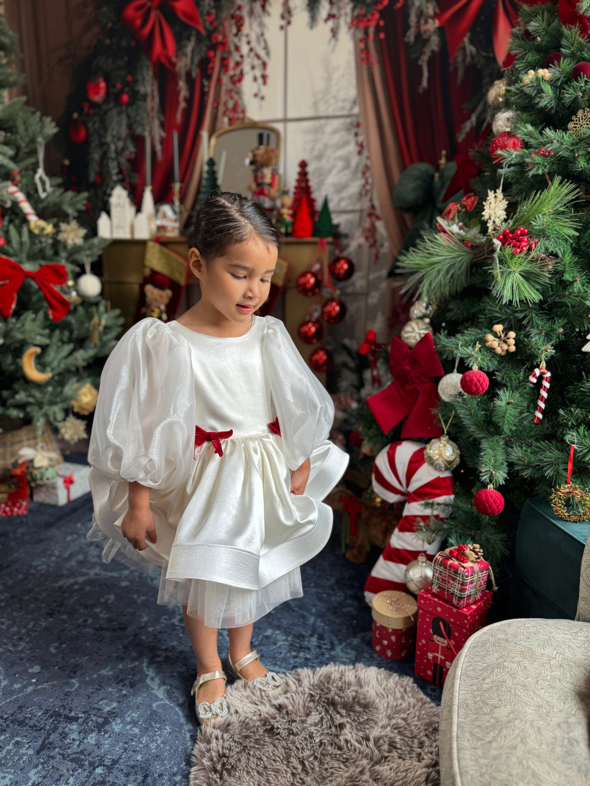 Robe satin blanc, noeuds velours rouge et manches bouffantes en organza