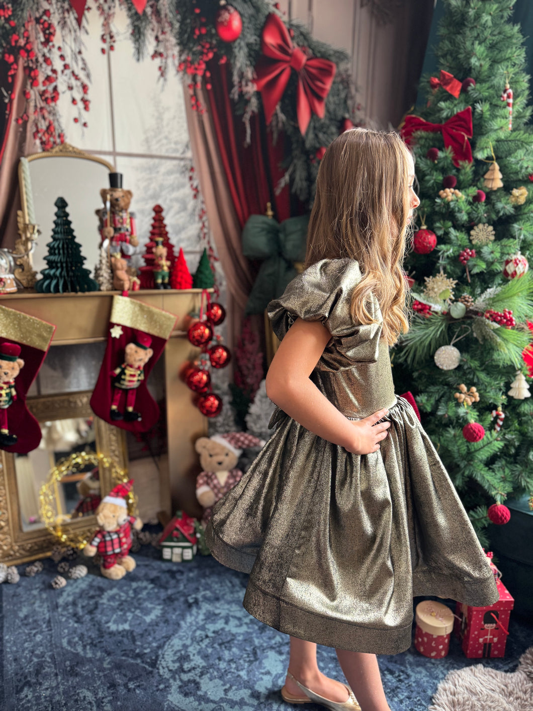 Robe noire reflets irisés dorés