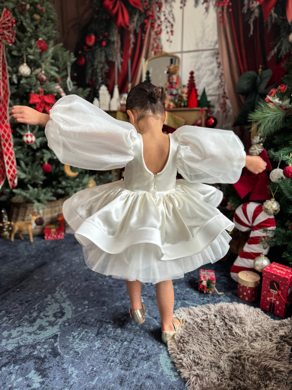 Robe satin blanc, noeuds velours rouge et manches bouffantes en organza