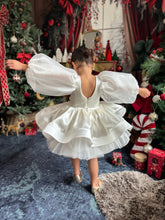 Charger l&#39;image dans la galerie, Robe satin blanc, noeuds velours rouge et manches bouffantes en organza