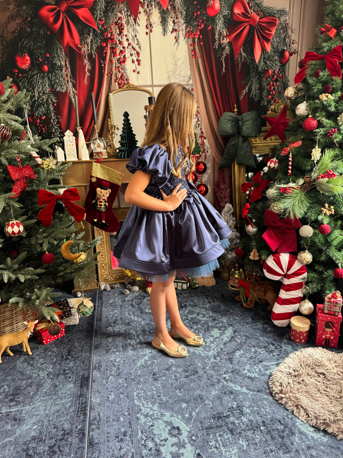 Robe satin bleu nuit, tulle perlé et manches ballon