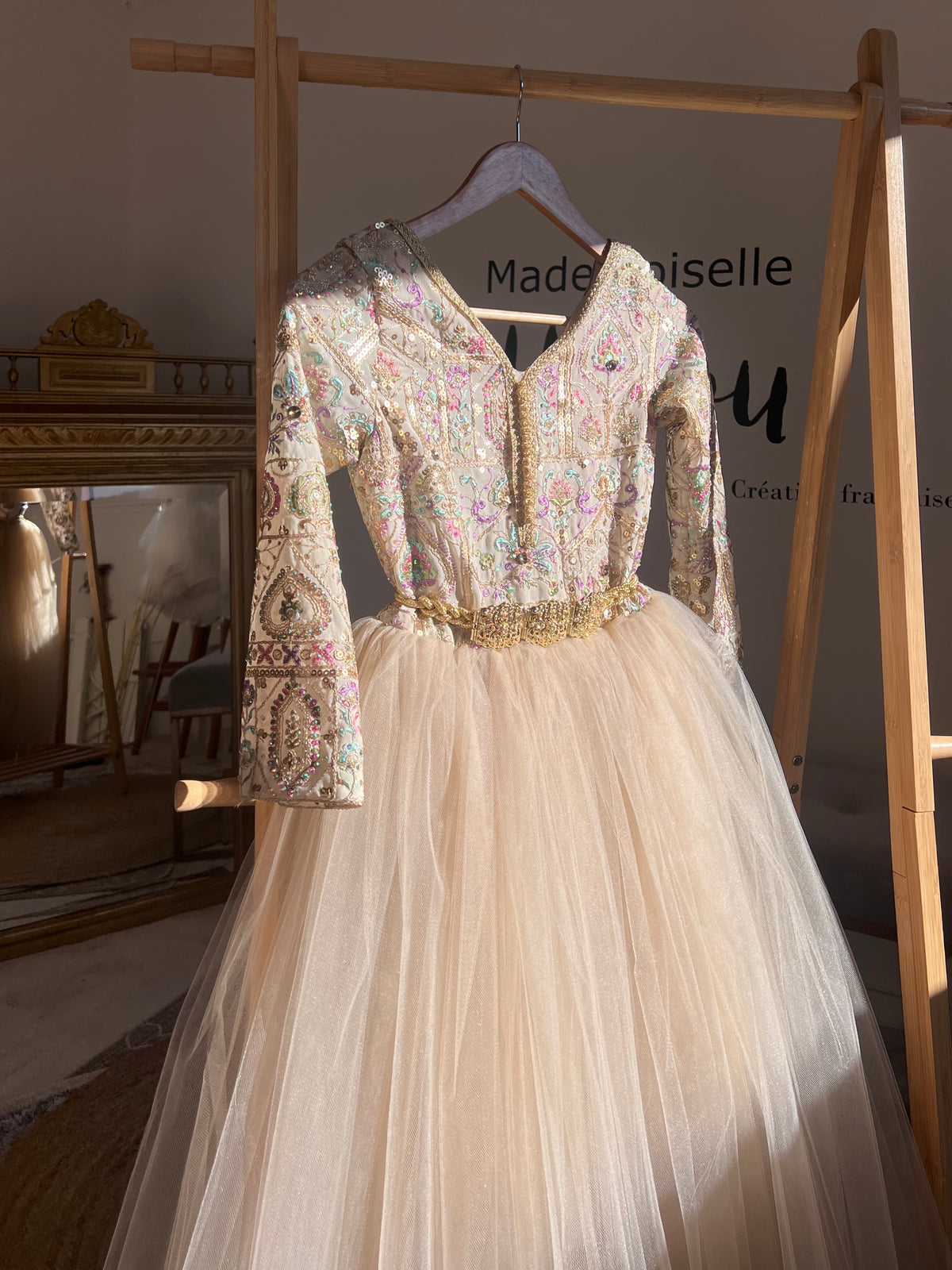 Caftan beige brodé tulle noisette