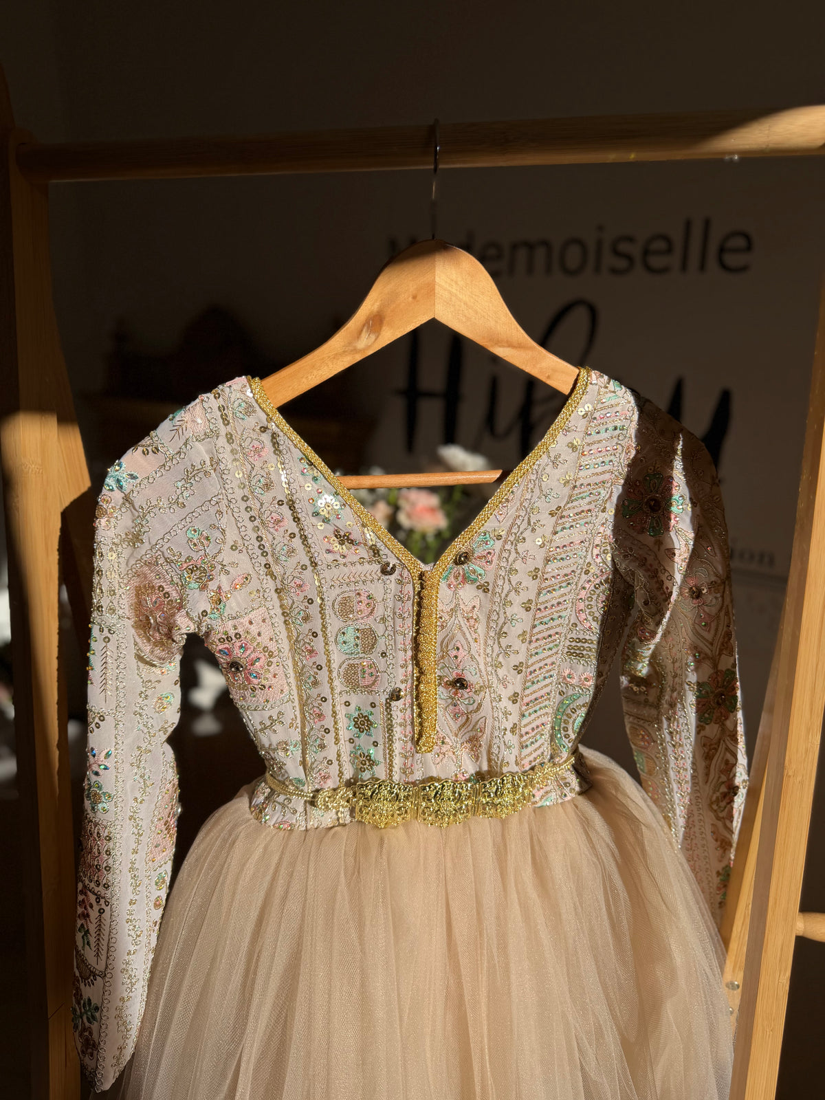 Caftan beige brodé tulle noisette